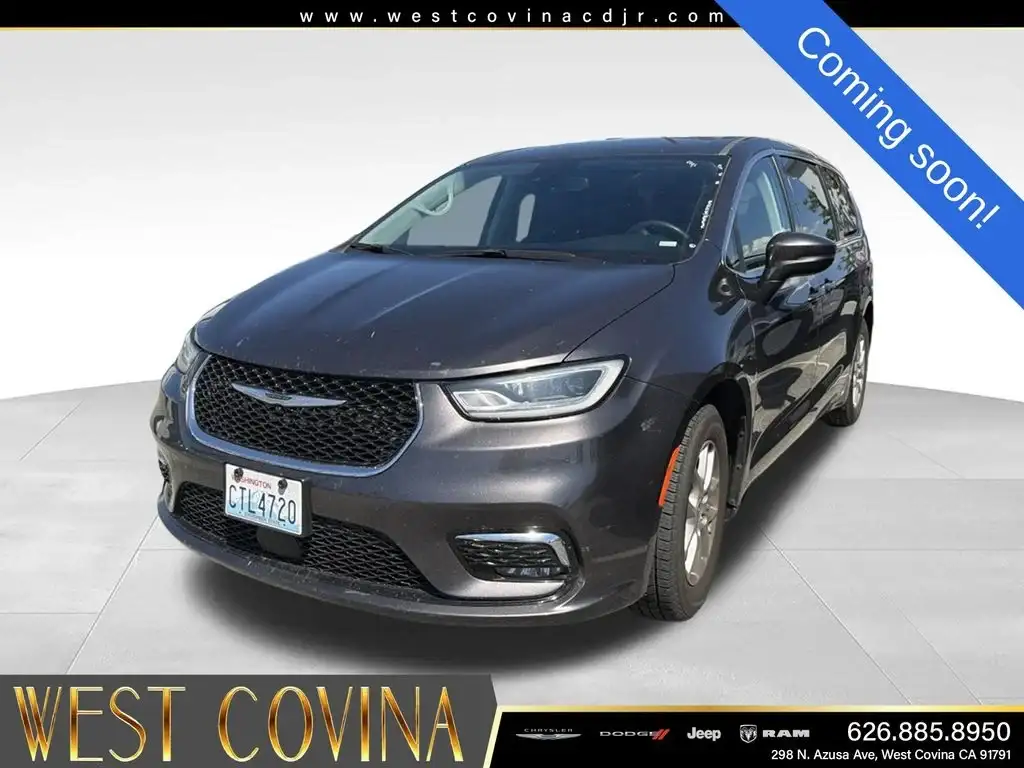 2023 Chrysler Pacifica Touring L's photo
