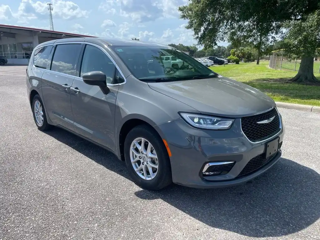 2023 Chrysler Pacifica Touring L's photo