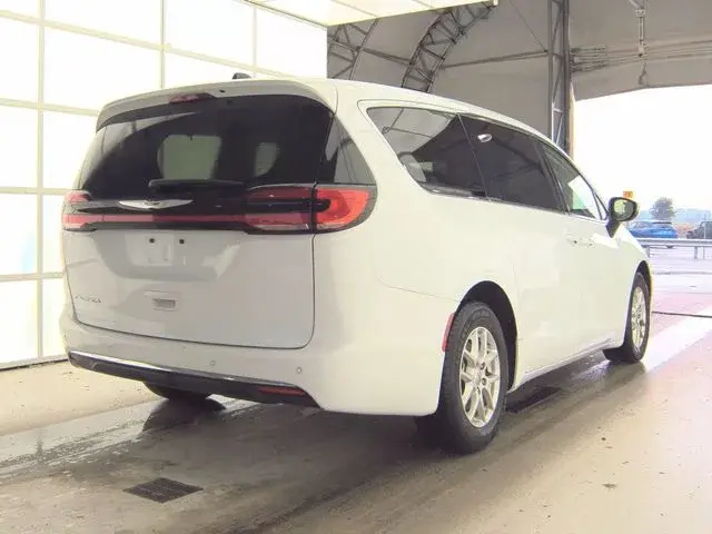 2023 Chrysler Pacifica Touring L photo 3