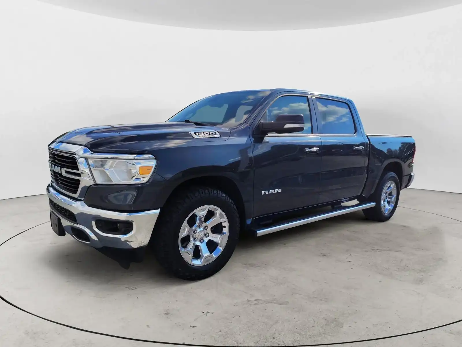 2019 RAM 1500 Big Horn/Lone Star 4x4 Crew Cab 5'7's photo