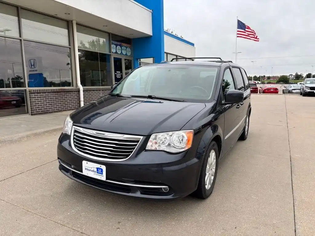 2013 Chrysler Town & Country Touring's photo