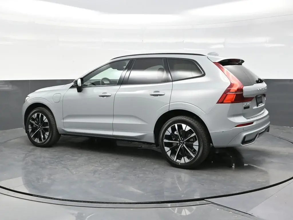 2026 Volvo XC60 T8 Plus Dark AWD photo 4