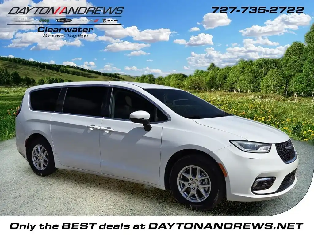 2023 Chrysler Pacifica Touring L's photo