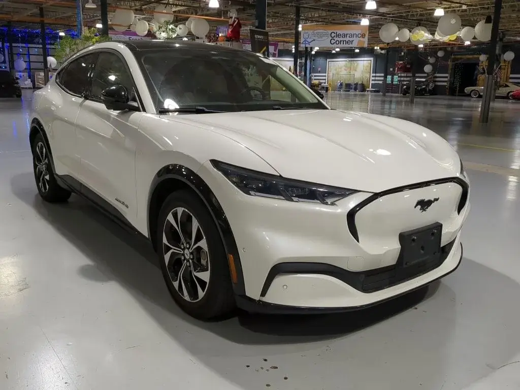 2021 Ford Mustang-Mach-e Premium photo 3