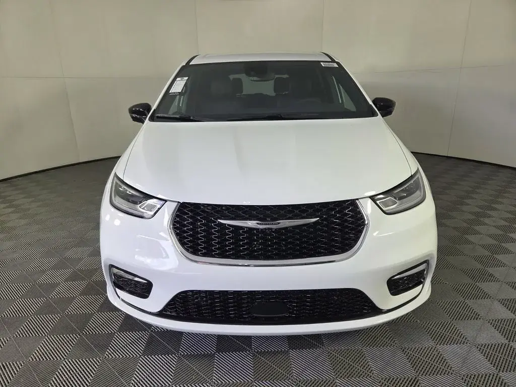 2026 Chrysler Pacifica Select photo 3