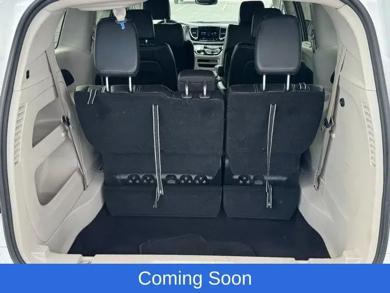 2023 Chrysler Pacifica Touring L photo 5