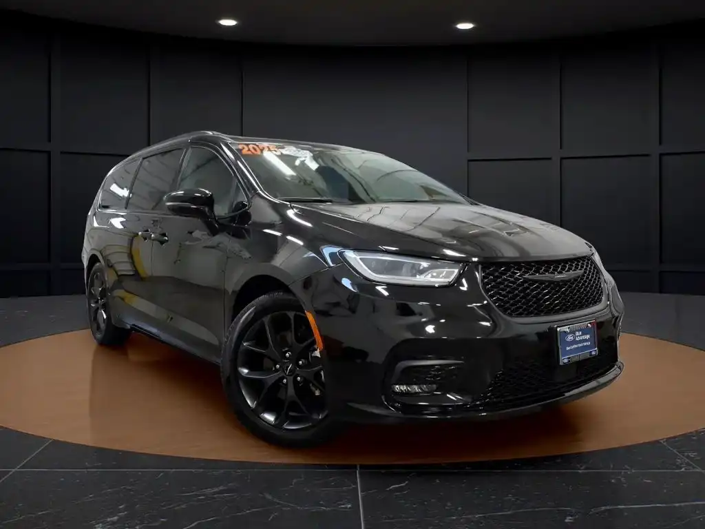 2025 Chrysler Pacifica Limited's photo