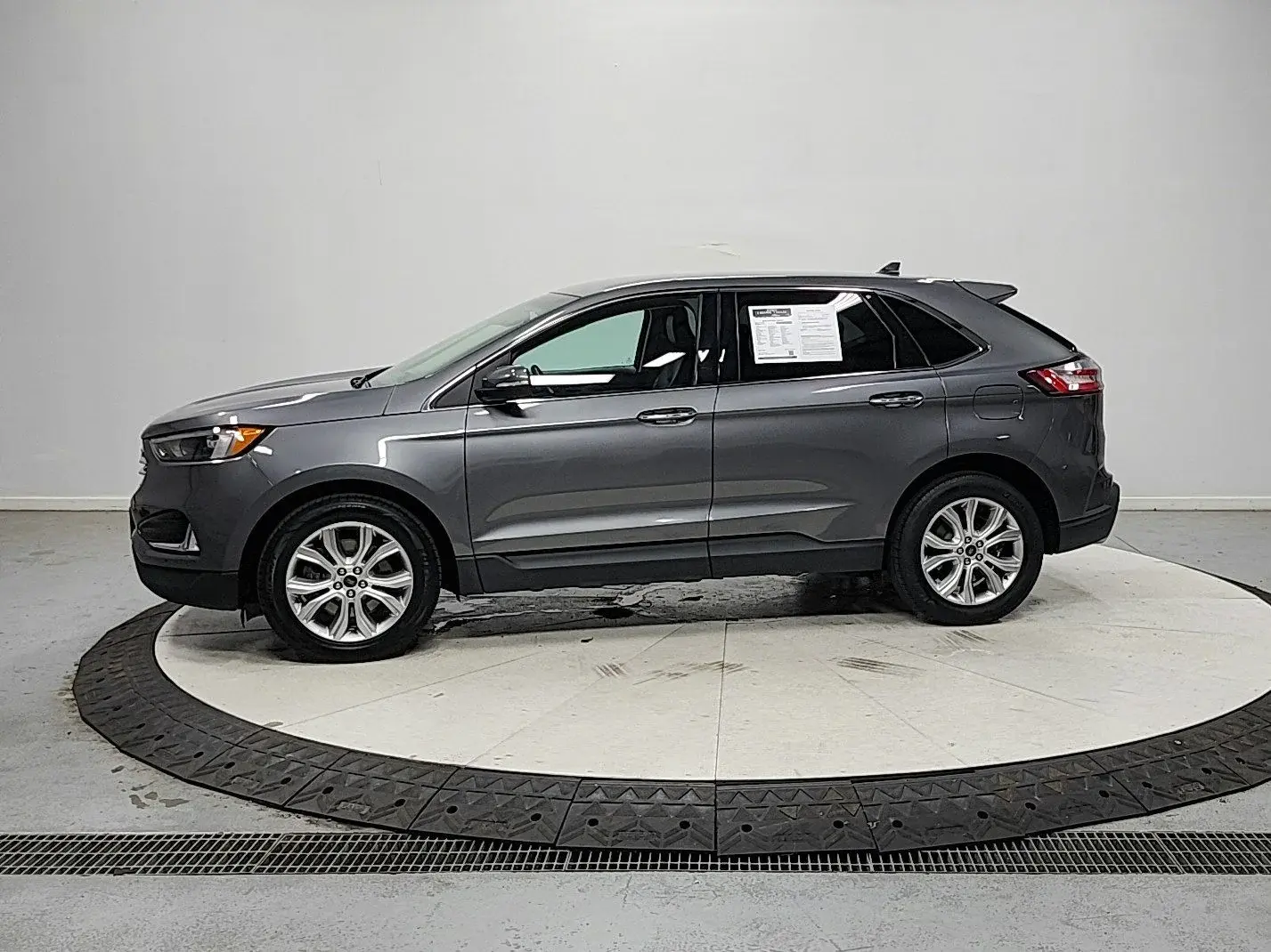 2023 Ford Edge Titanium AWD photo 5