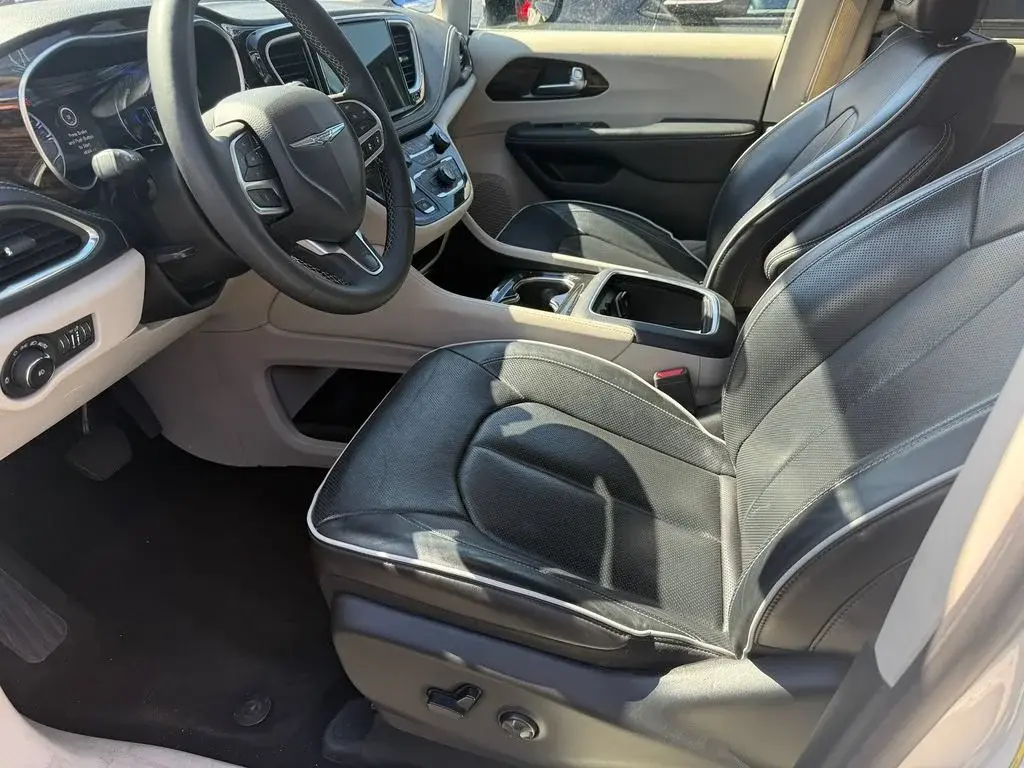 2023 Chrysler Pacifica Limited photo 3