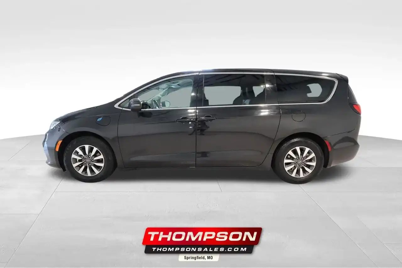 2023 Chrysler Pacifica Hybrid Touring L Hybrid's photo