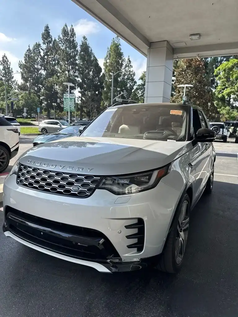 2023 Land Rover Discovery Metropolitan Edition's photo