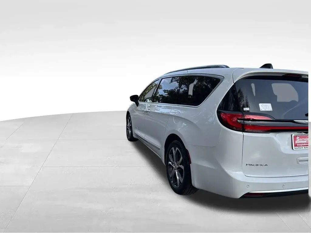 2026 Chrysler Pacifica Pinnacle photo 4
