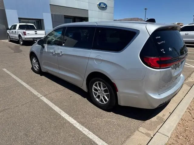 2023 Chrysler Pacifica Touring L photo 3