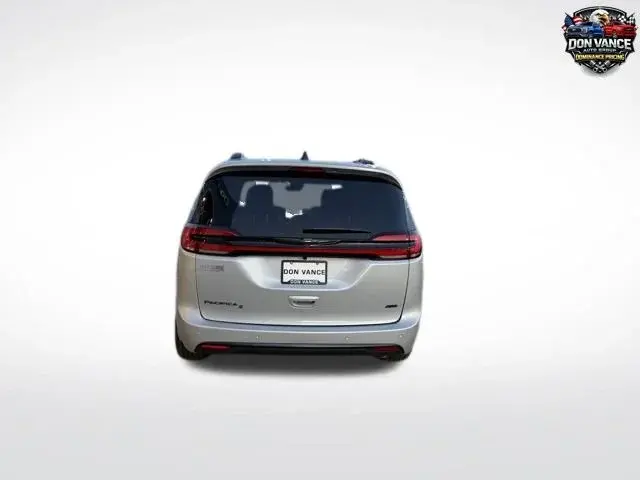 2026 Chrysler Pacifica Select AWD photo 4