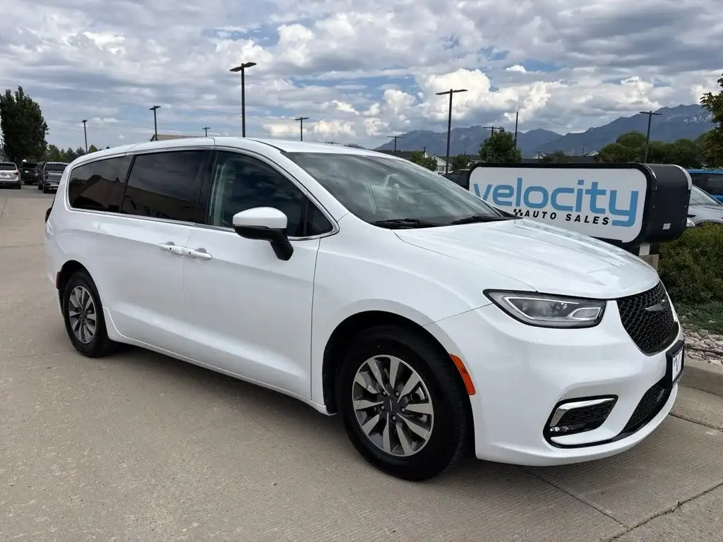 2023 Chrysler Pacifica Hybrid Touring L photo 1