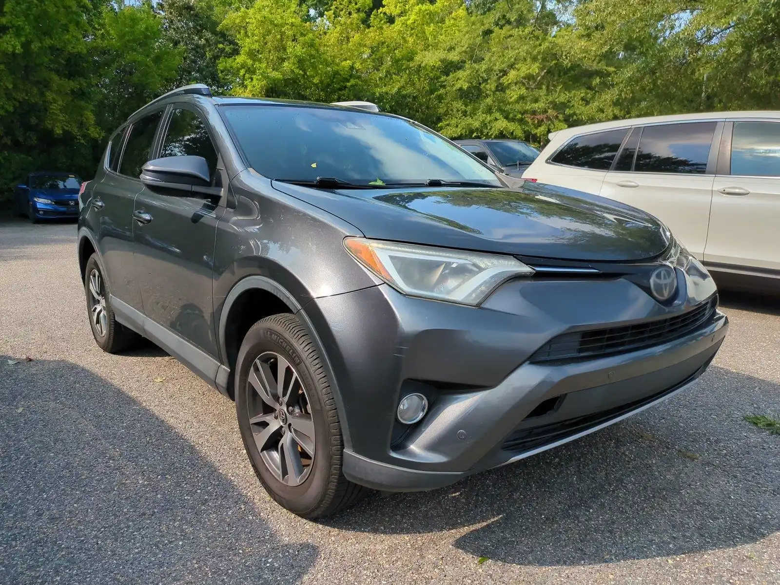 2018 Toyota RAV4 XLE's photo