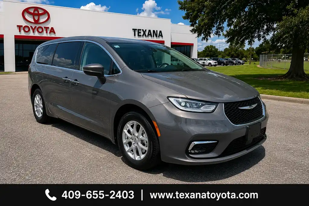 2023 Chrysler Pacifica Touring L's photo