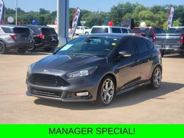 2017 Ford Focus ST Hatchback 5-Door photo 3