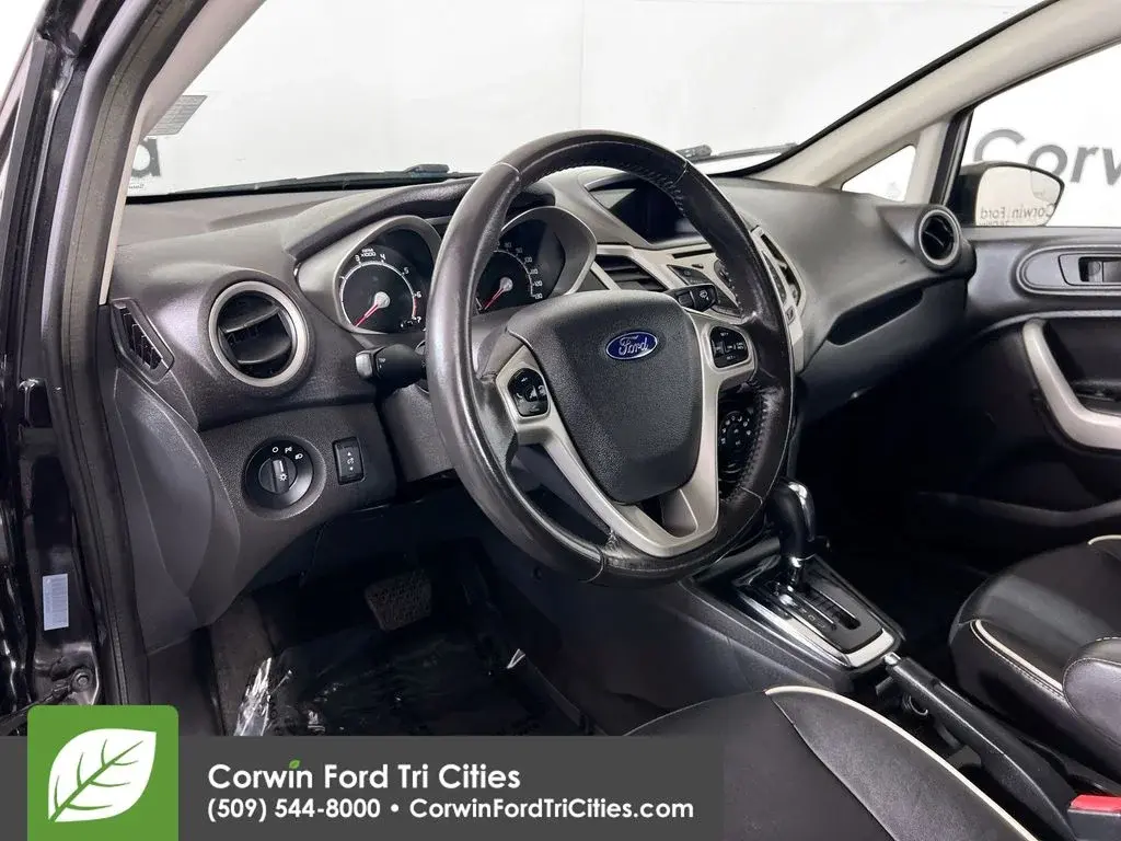 2013 Ford Fiesta Titanium Hatch photo 3