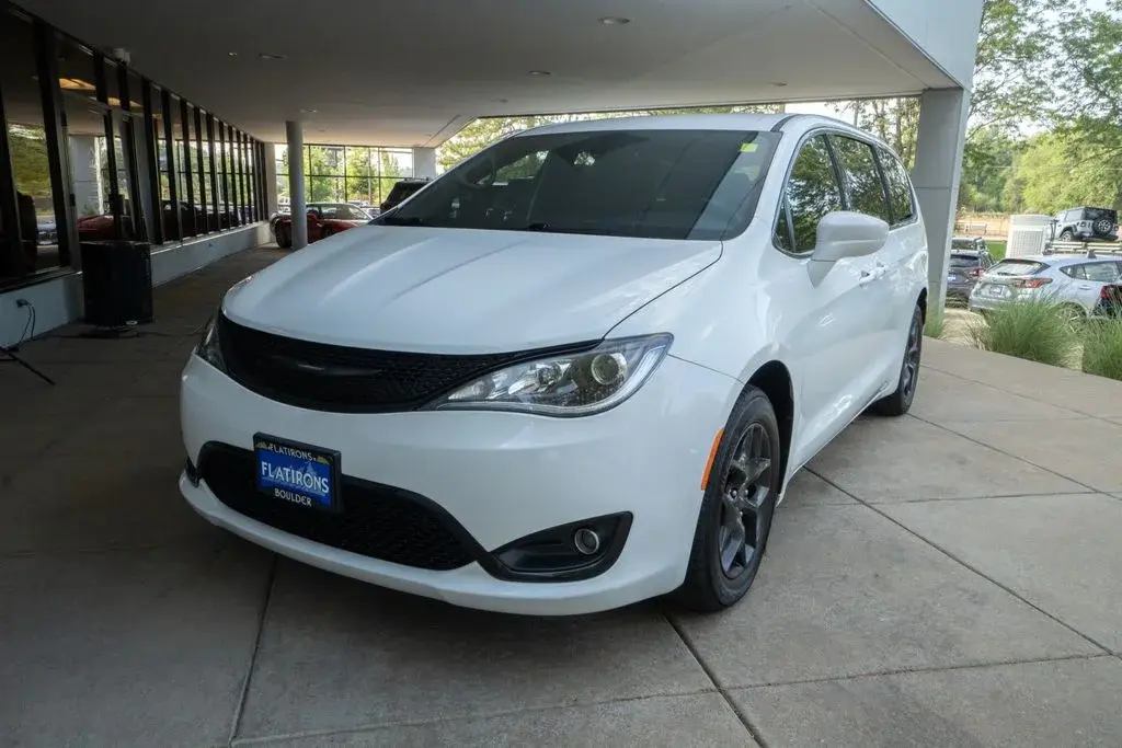 2020 Chrysler Pacifica Touring photo 3
