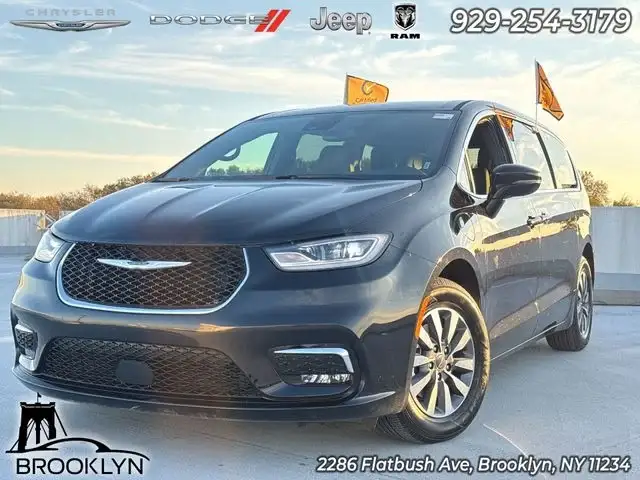 2025 Chrysler Pacifica Hybrid Select PHEV photo 1