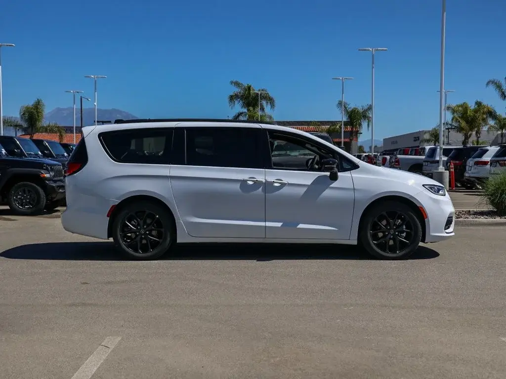 2026 Chrysler Pacifica Select photo 3