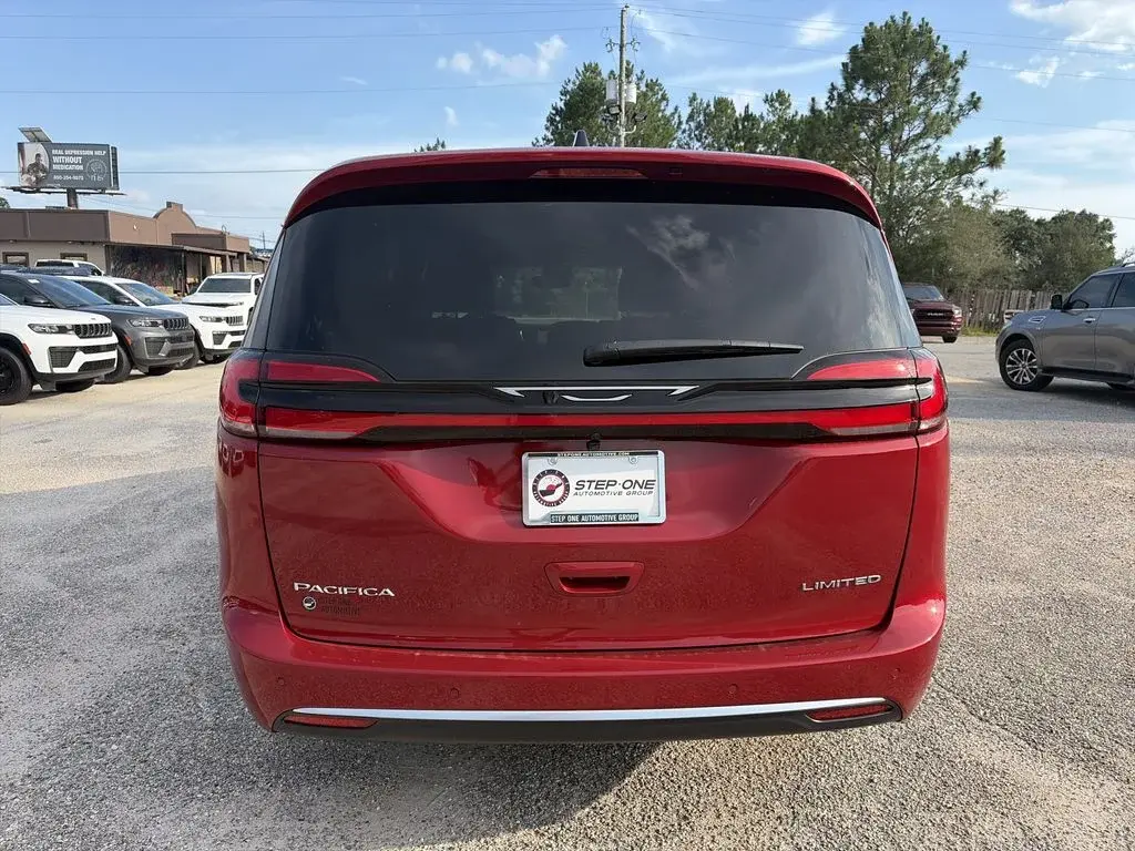 2027 Chrysler Pacifica Limited photo 5