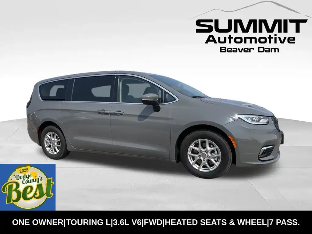 2023 Chrysler Pacifica Touring L's photo