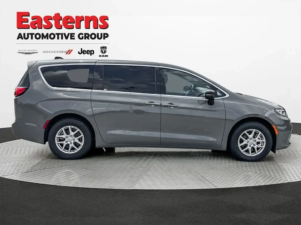 2025 Chrysler Pacifica Select photo 5