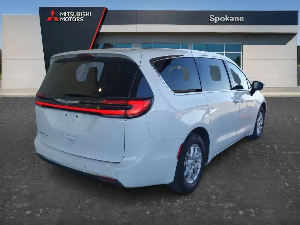 2023 Chrysler Pacifica Touring L photo 4