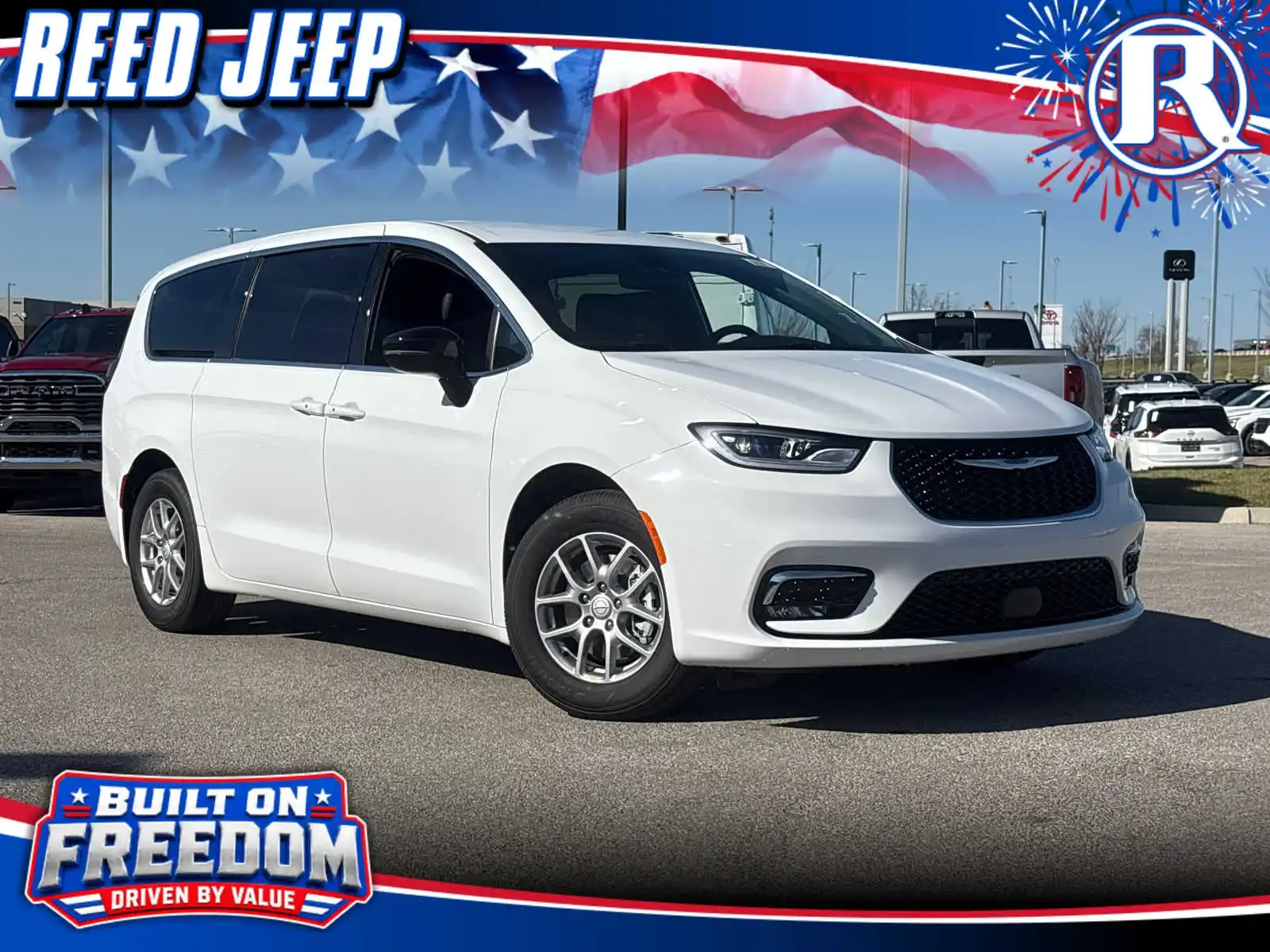 2026 Chrysler Pacifica Select's photo
