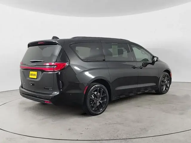 2023 Chrysler Pacifica Limited AWD photo 5