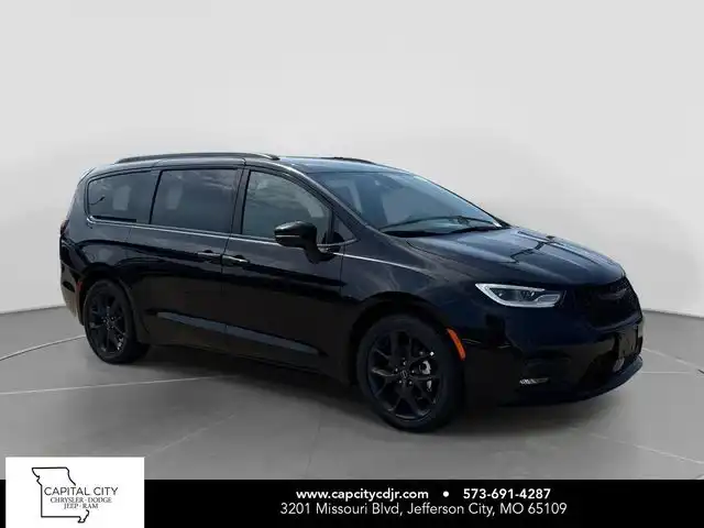 2026 Chrysler Pacifica Select's photo