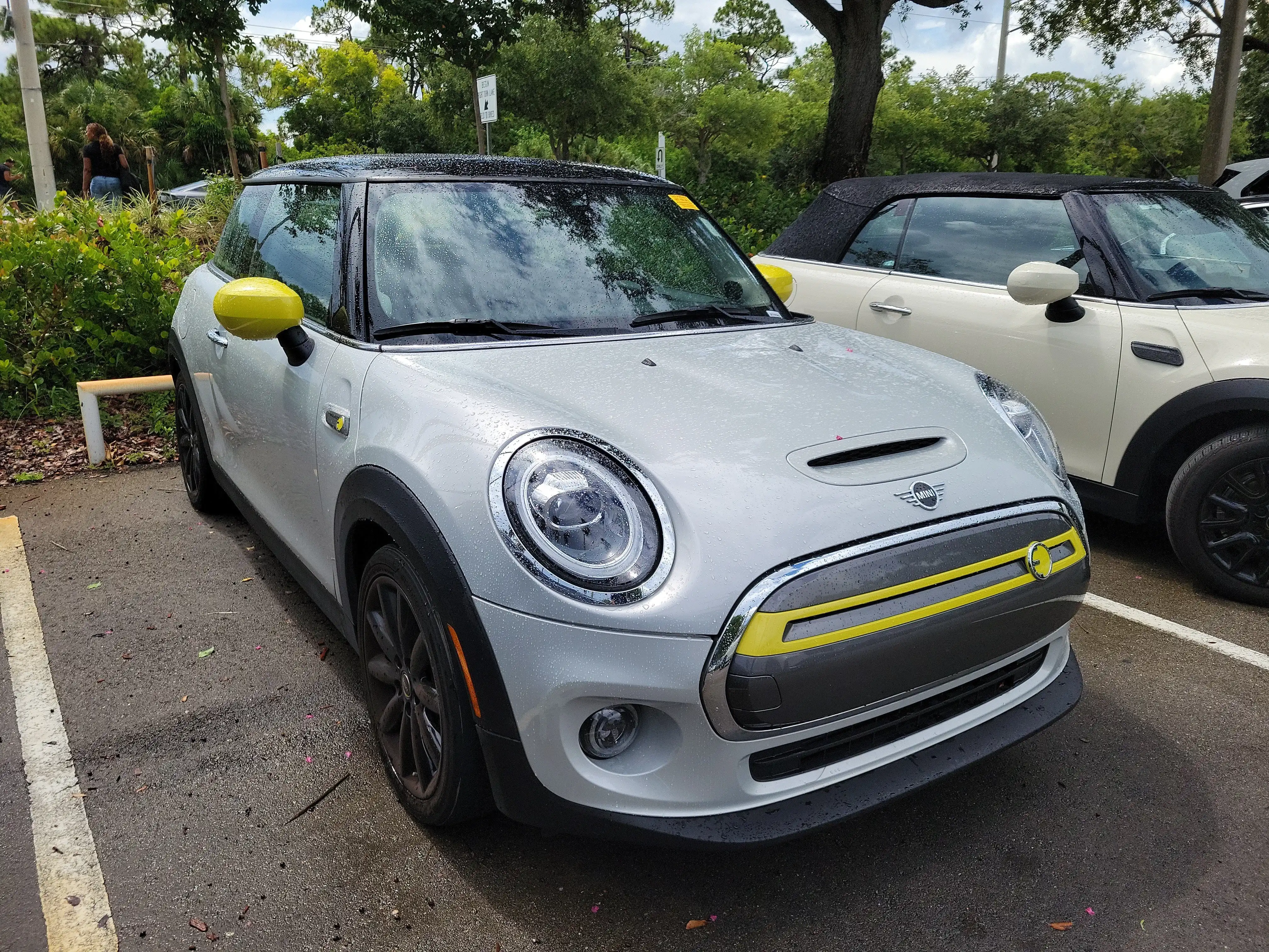 2021 MINI Hardtop Cooper SE's photo