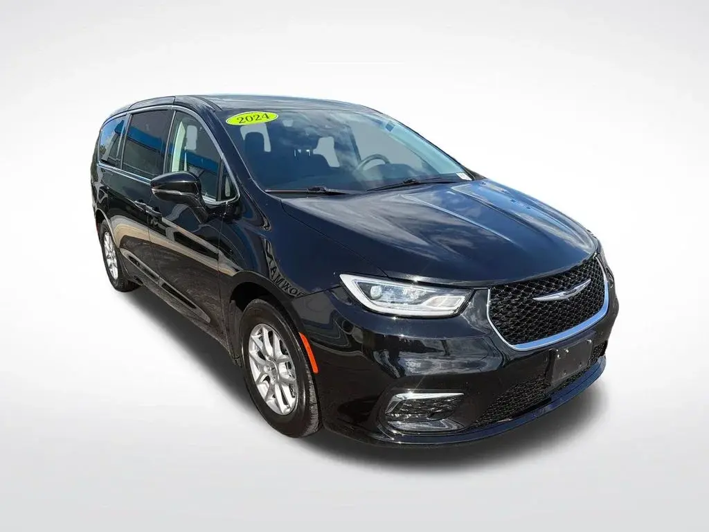 2024 Chrysler Pacifica Touring L photo 3