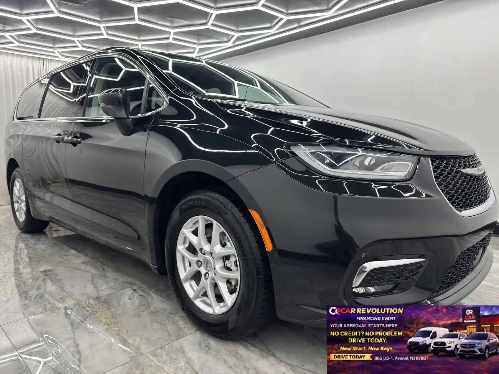 2023 Chrysler Pacifica Touring L's photo