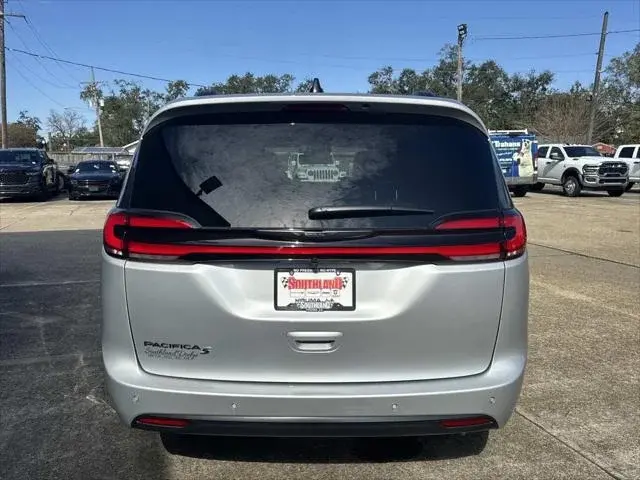 2026 Chrysler Pacifica Select photo 5