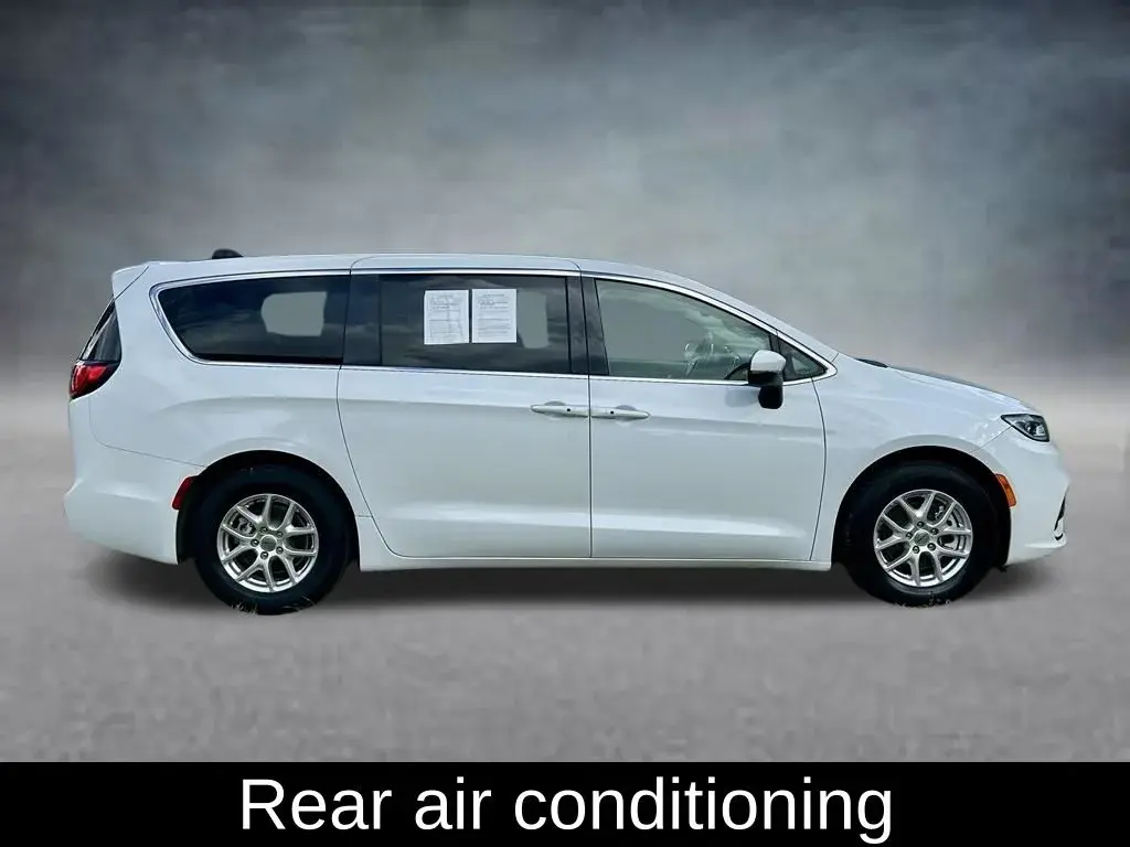 2023 Chrysler Pacifica Touring L photo 4