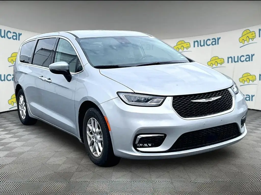 2023 Chrysler Pacifica Touring L photo 1
