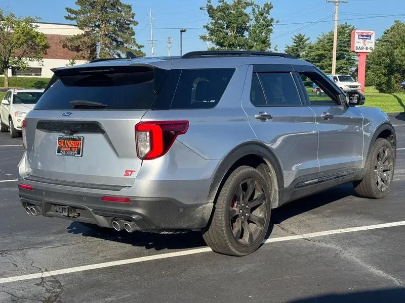 2022 Ford Explorer ST 4WD photo 3