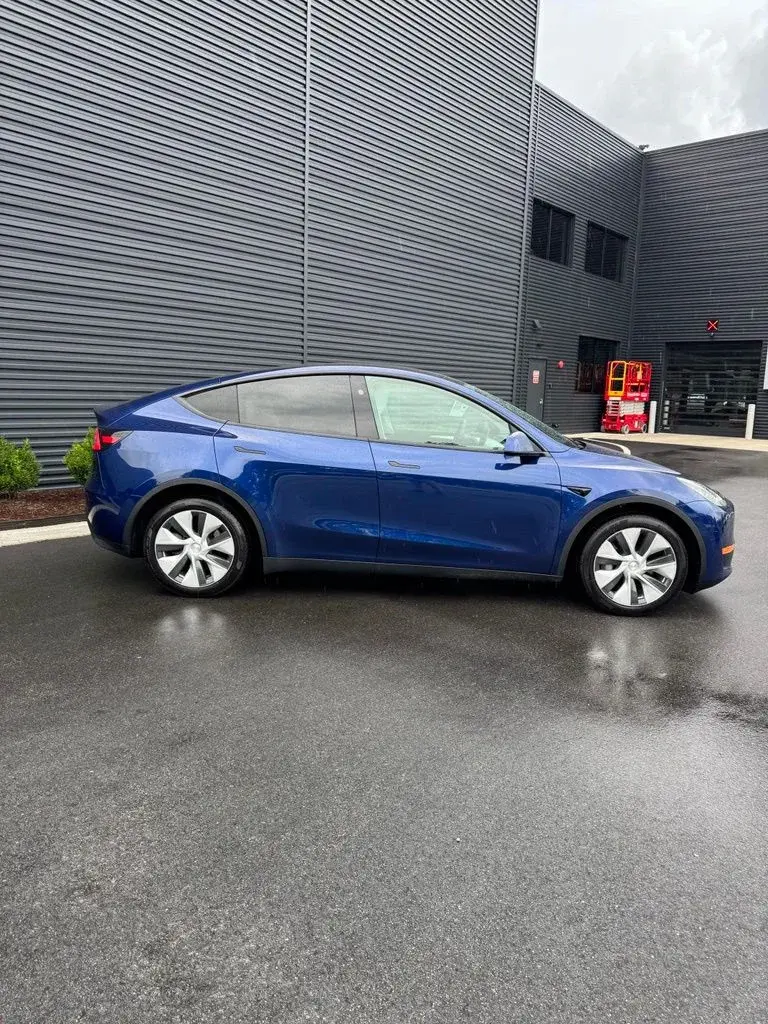 2023 Tesla Model Y Long Range Dual Motor AWD photo 4