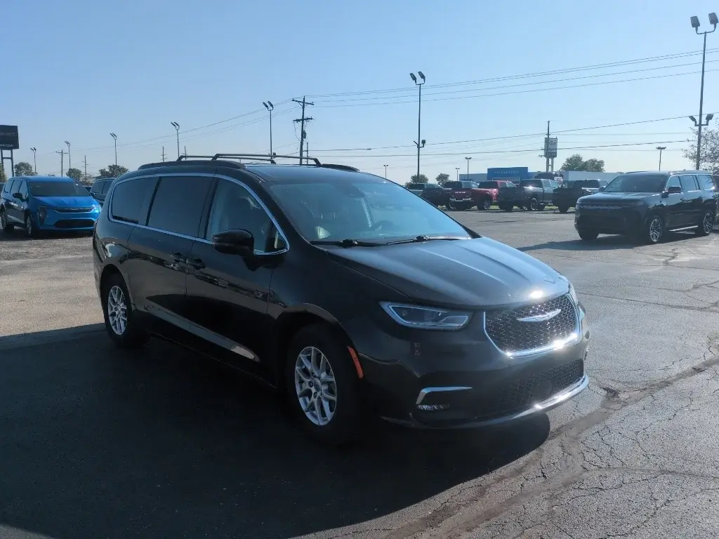2023 Chrysler Pacifica Touring L photo 3
