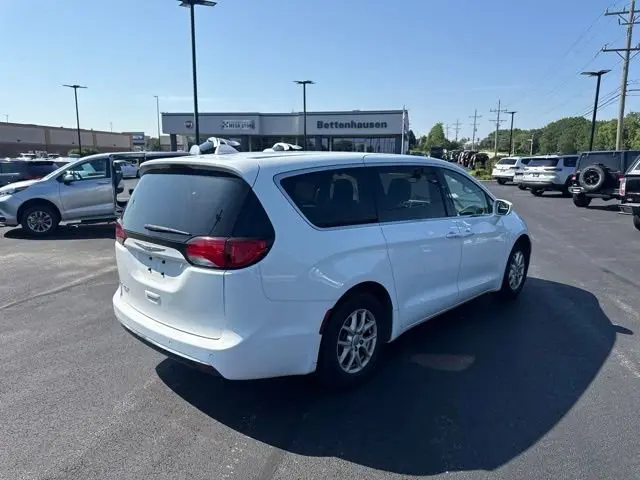 2020 Chrysler Pacifica Touring photo 4