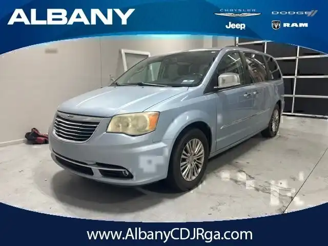 2013 Chrysler Town & Country Touring-L's photo