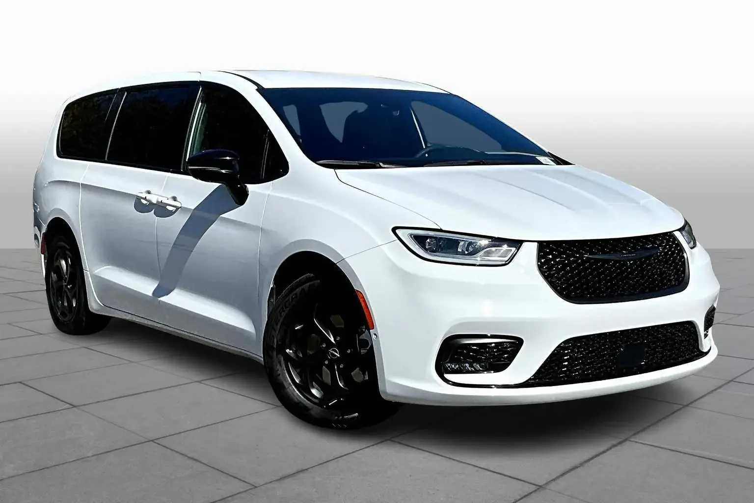 2024 Chrysler Pacifica Hybrid Select S-Appearance PHEV photo 3