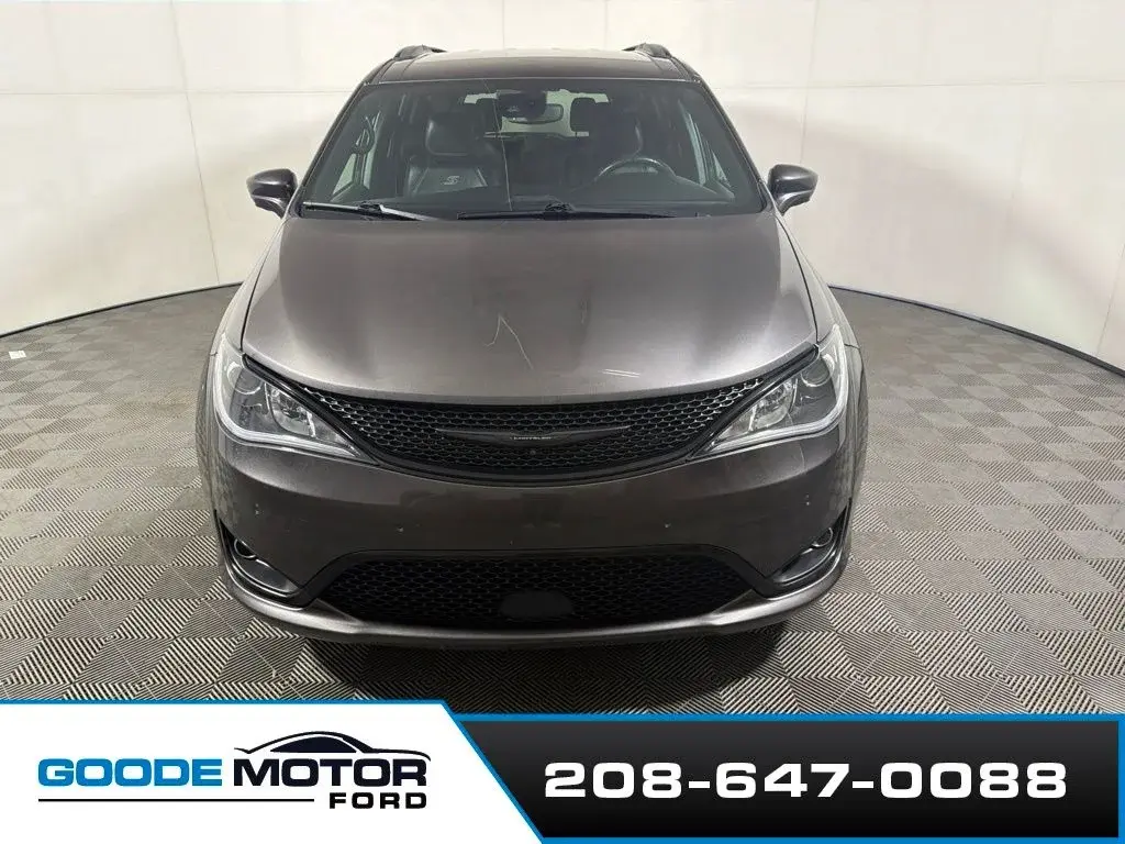 2020 Chrysler Pacifica Touring L Plus photo 3