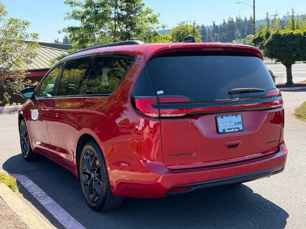 2025 Chrysler Pacifica Limited photo 5