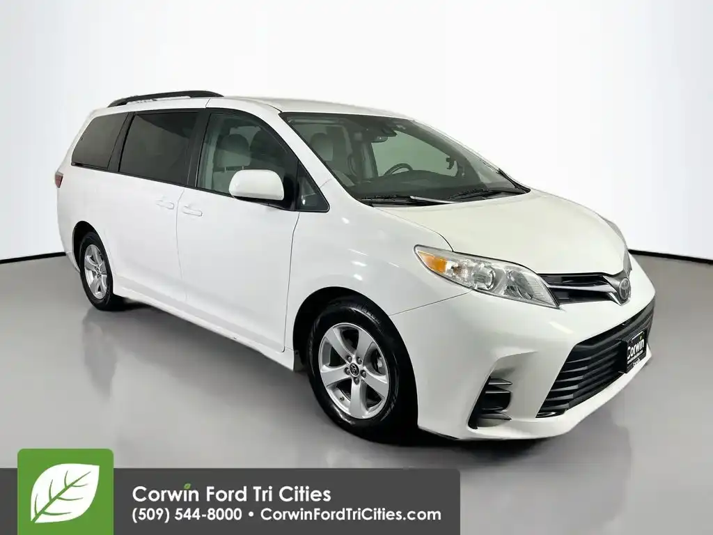 2018 Toyota Sienna LE V6 8-Passenger's photo