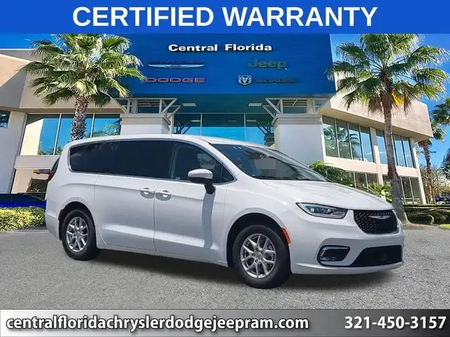2023 Chrysler Pacifica Touring L's photo