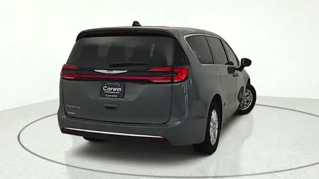 2023 Chrysler Pacifica Touring L photo 5